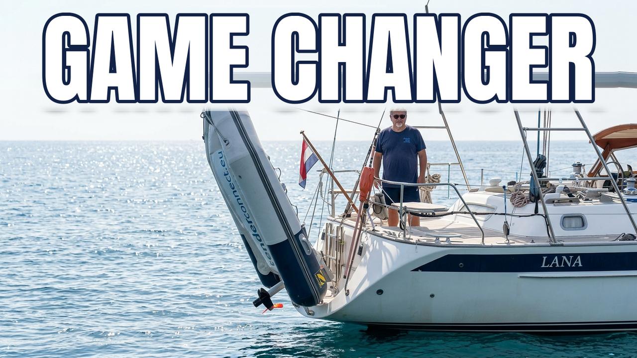 Sailboat LANA is moored Dinghy with its Transom mast perpendicular to the TenderConnect ground