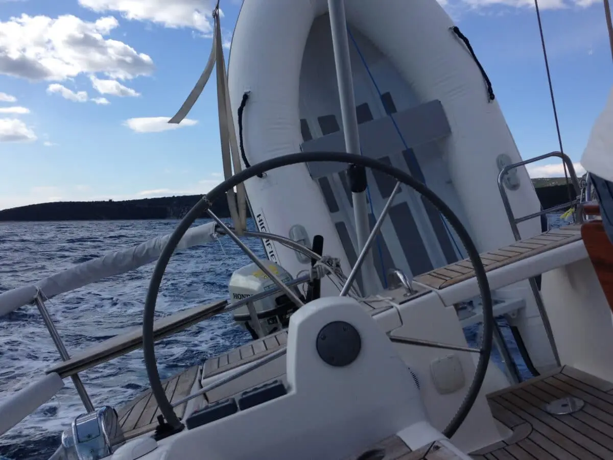 Bild zeigt einen Blick auf das Heck einer Segelyacht über die mit TenderConnect ein Beiboot installiert ist. Die Yacht hat eine Schräglage von ca. 25° und TenderConnect hält das Boot sicher am Platz am Heck.