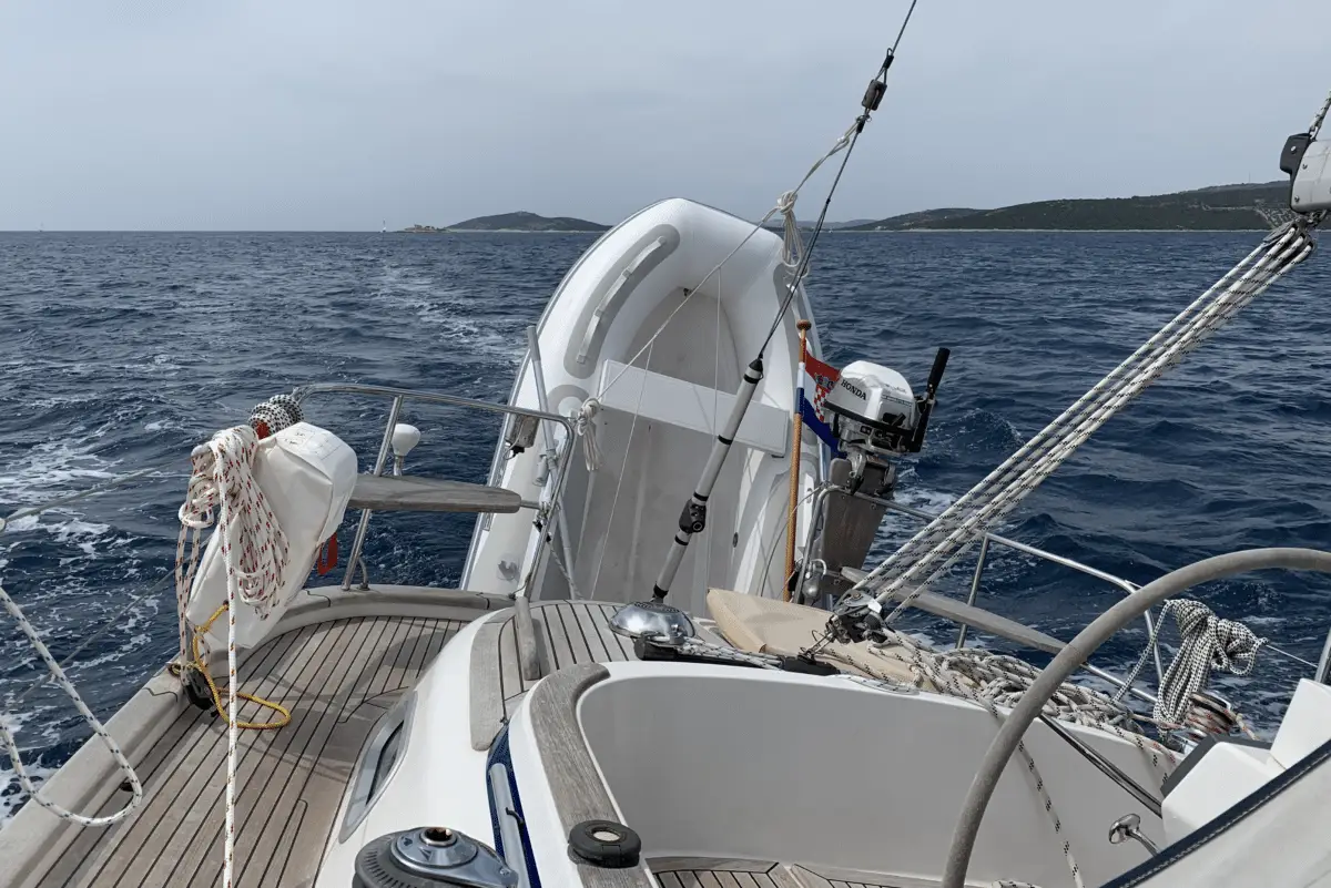Tenderconnect und Beiboot an einer Hallberg Rassy 37