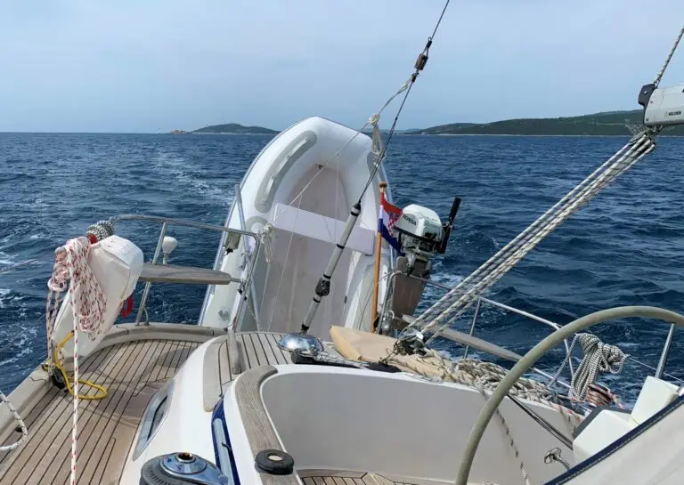 Beiboot an HR 37, befestigt mit TenderConnect